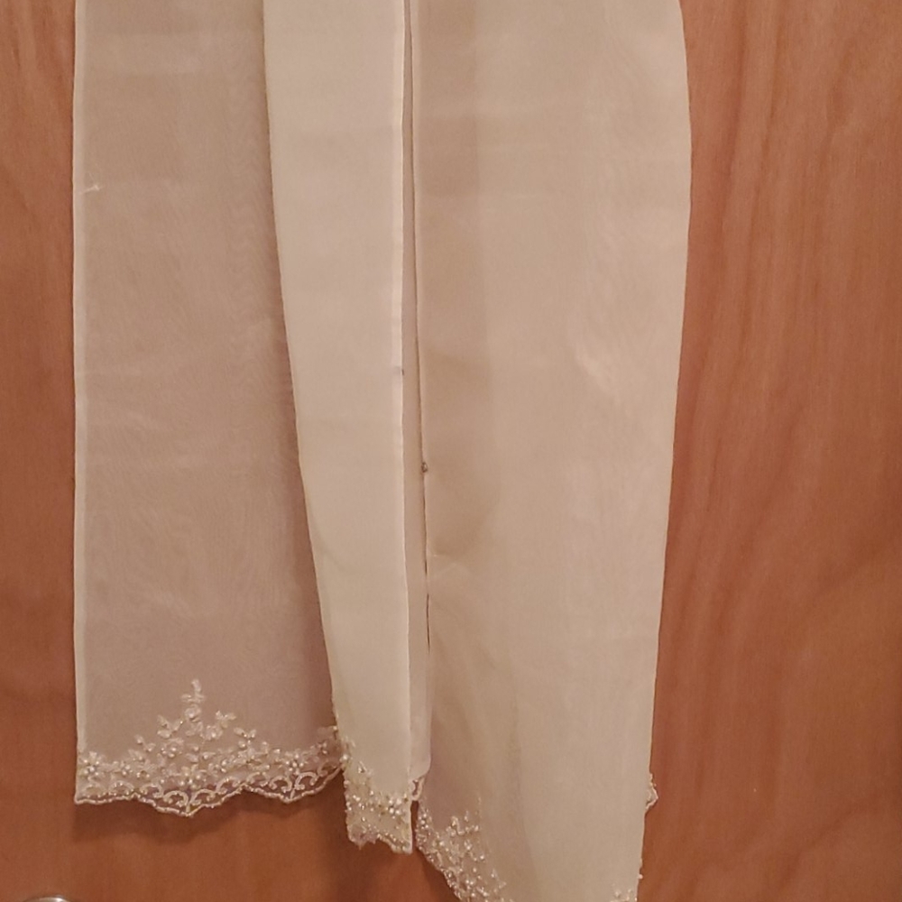 🤯Stunning beaded accented sheer shawl.